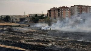 Un incendio en los terrenos de Renfe pone en peligro algunos chalets