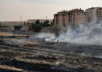 Un incendio en los terrenos de Renfe pone en peligro algunos chalets 5 Un incendio en los terrenos de Renfe pone en peligro algunos chalets