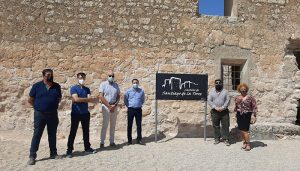 La Diputación de Cuenca culmina la rehabilitación de la primera fase del castillo de Santiago de la Torre con una inversión de 200.000 euros. Esta infraestructura se encuentra situada en término municipal de San Clemente, pero pertenece al Ayuntamiento de El Provencio, y gracias a esta intervención provincial se han podido llevar a cabo labores de desescombro y consolidación que se verán  reforzadas con una segunda fase a cargo del 1,5% Cultural a cargo del Ministerio de Transportes, Movilidad y Agenda Urbana del Gobierno de España con un presupuesto de 200.000 euros, de los que el Estado central aportará el 75 por ciento. El presidente, Álvaro Martínez Chana, ha comprobado de primera mano el resultado de esta obra junto al subdelegado del Gobierno en Cuenca, Juan Rodríguez Cantos, la alcaldesa de San Clemente, Charo Sevillano, y el teniente alcalde de El Provencio, José Manuel Triguero, que ha ejercido de anfitrión. El responsable provincial ha señalado que esta inversión en un edificio dependiente del consistorio provenciano debe beneficiar a toda la comarca y convertirse en un revulsivo turístico que sirva para generar riqueza en el medio rural, “es importante que se trabaje en atraer a todos esos visitantes que puedan pernoctar en la provincia y sirva así, para conocer otras potencialidades que tiene la comarca como son los productos agroalimentarios”. El subdelegado del Gobierno  ha reiterado el “compromiso del Gobierno de España con esta provincia, recuperando el patrimonio y poniendo en valor nuestra historia y cultura a través del programa del 1,5%”. Rodríguez ha puesto de manifiesto la importancia de  colaboración y entendimiento entre administraciones para recuperar nuestro patrimonio.