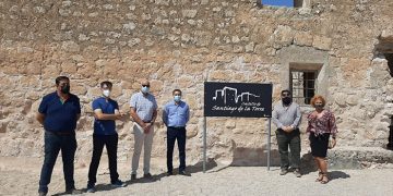 La Diputación de Cuenca culmina la rehabilitación de la primera fase del castillo de Santiago de la Torre con una inversión de 200.000 euros. Esta infraestructura se encuentra situada en término municipal de San Clemente, pero pertenece al Ayuntamiento de El Provencio, y gracias a esta intervención provincial se han podido llevar a cabo labores de desescombro y consolidación que se verán reforzadas con una segunda fase a cargo del 1,5% Cultural a cargo del Ministerio de Transportes, Movilidad y Agenda Urbana del Gobierno de España con un presupuesto de 200.000 euros, de los que el Estado central aportará el 75 por ciento. El presidente, Álvaro Martínez Chana, ha comprobado de primera mano el resultado de esta obra junto al subdelegado del Gobierno en Cuenca, Juan Rodríguez Cantos, la alcaldesa de San Clemente, Charo Sevillano, y el teniente alcalde de El Provencio, José Manuel Triguero, que ha ejercido de anfitrión. El responsable provincial ha señalado que esta inversión en un edificio dependiente del consistorio provenciano debe beneficiar a toda la comarca y convertirse en un revulsivo turístico que sirva para generar riqueza en el medio rural, “es importante que se trabaje en atraer a todos esos visitantes que puedan pernoctar en la provincia y sirva así, para conocer otras potencialidades que tiene la comarca como son los productos agroalimentarios”. El subdelegado del Gobierno ha reiterado el “compromiso del Gobierno de España con esta provincia, recuperando el patrimonio y poniendo en valor nuestra historia y cultura a través del programa del 1,5%”. Rodríguez ha puesto de manifiesto la importancia de colaboración y entendimiento entre administraciones para recuperar nuestro patrimonio.