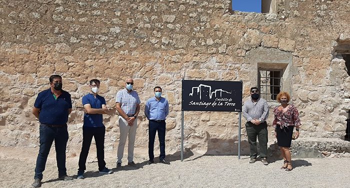 La Diputación de Cuenca culmina la rehabilitación de la primera fase del castillo de Santiago de la Torre con una inversión de 200.000 euros. Esta infraestructura se encuentra situada en término municipal de San Clemente, pero pertenece al Ayuntamiento de El Provencio, y gracias a esta intervención provincial se han podido llevar a cabo labores de desescombro y consolidación que se verán reforzadas con una segunda fase a cargo del 1,5% Cultural a cargo del Ministerio de Transportes, Movilidad y Agenda Urbana del Gobierno de España con un presupuesto de 200.000 euros, de los que el Estado central aportará el 75 por ciento. El presidente, Álvaro Martínez Chana, ha comprobado de primera mano el resultado de esta obra junto al subdelegado del Gobierno en Cuenca, Juan Rodríguez Cantos, la alcaldesa de San Clemente, Charo Sevillano, y el teniente alcalde de El Provencio, José Manuel Triguero, que ha ejercido de anfitrión. El responsable provincial ha señalado que esta inversión en un edificio dependiente del consistorio provenciano debe beneficiar a toda la comarca y convertirse en un revulsivo turístico que sirva para generar riqueza en el medio rural, “es importante que se trabaje en atraer a todos esos visitantes que puedan pernoctar en la provincia y sirva así, para conocer otras potencialidades que tiene la comarca como son los productos agroalimentarios”. El subdelegado del Gobierno ha reiterado el “compromiso del Gobierno de España con esta provincia, recuperando el patrimonio y poniendo en valor nuestra historia y cultura a través del programa del 1,5%”. Rodríguez ha puesto de manifiesto la importancia de colaboración y entendimiento entre administraciones para recuperar nuestro patrimonio.