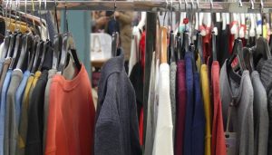 La patronal conquense indica que bajan los precios en julio por el esfuerzo de los comerciantes de vestido y calzado