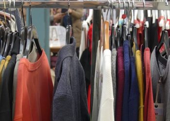 La patronal conquense indica que bajan los precios en julio por el esfuerzo de los comerciantes de vestido y calzado