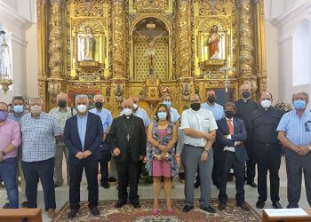 La remozada iglesia de Canredondo recibe la visita de Vega y el obispo