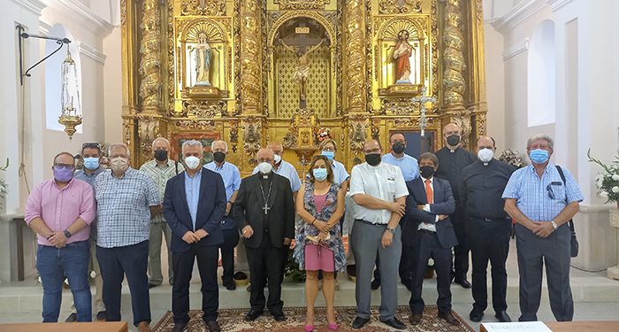 La remozada iglesia de Canredondo recibe la visita de Vega y el obispo