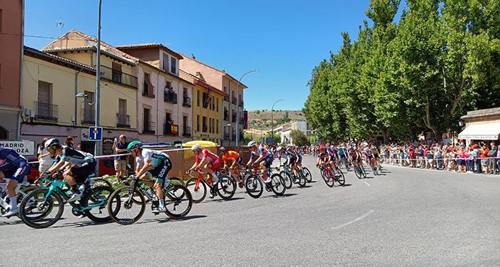 La Vuelta vuelve a pasar por Sigüenza subrayando sus atractivos patrimoniales