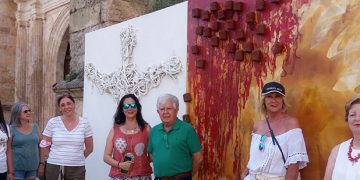 Los vecinos de Tendilla arropan la inauguración oficial de la exposición al aire libre de Antonio Grediaga ‘Kieff’
