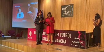El Gobierno regional recibe en Cuenca el premio ‘Sancho’ concedido por la Federación de Fútbol de Castilla-La Mancha,