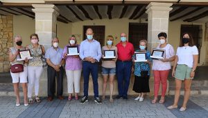 Pareja reconoce a los héroes locales de la pandemia