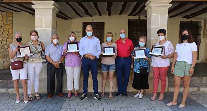 Pareja reconoce a los héroes locales de la pandemia