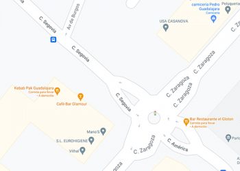 Policía Local de Guadalajara y Bomberos desalojan un edificio de viviendas tras una explosión de gas en un local en la calle Segovia
