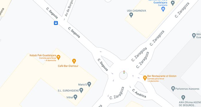 Policía Local de Guadalajara y Bomberos desalojan un edificio de viviendas tras una explosión de gas en un local en la calle Segovia