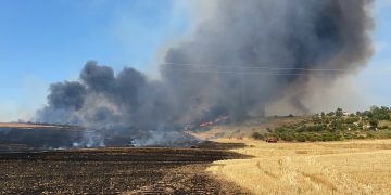 Seis medios, tres de ellos aéreos, y 19 personas luchan contra el fuego en Cueva del Hierro