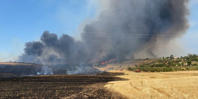 Seis medios, tres de ellos aéreos, y 19 personas luchan contra el fuego en Cueva del Hierro