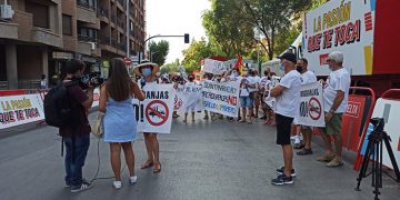 Stop Macrogranjas CLM le da la bienvenida a la vuelta ciclista y se opone a patrocinadores como ELPOZO
