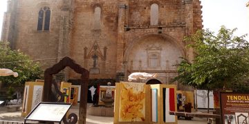 Tendilla inaugura una exposición al aire libre con más de un centenar de obras del artista internacional Antonio Grediaga ‘Kieff’