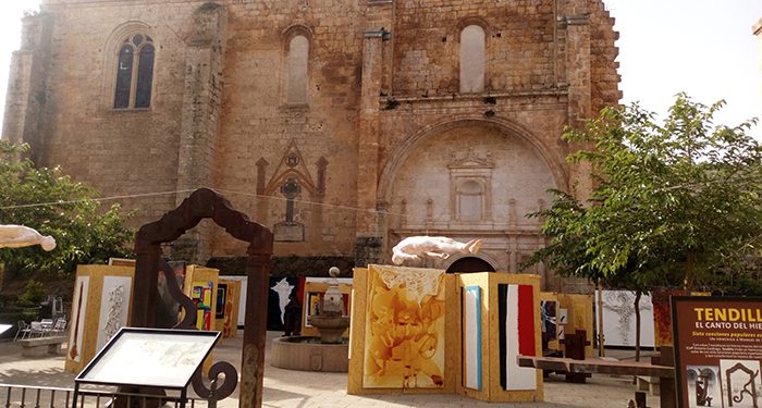 Tendilla inaugura una exposición al aire libre con más de un centenar de obras del artista internacional Antonio Grediaga ‘Kieff’