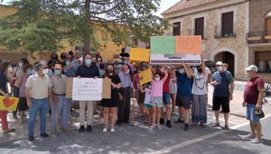 Un centenar de vecinos se concentran en Fuentelespino de Haro para pedir que se restablezca la atención médica en el pueblo