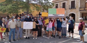 Un centenar de vecinos se concentran en Fuentelespino de Haro para pedir que se restablezca la atención médica en el pueblo