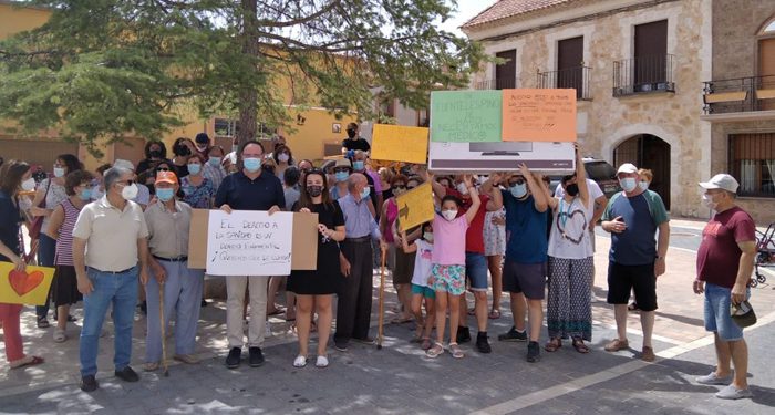 Un centenar de vecinos se concentran en Fuentelespino de Haro para pedir que se restablezca la atención médica en el pueblo 1 Un centenar de vecinos se concentran en Fuentelespino de Haro para pedir que se restablezca la atención médica en el pueblo