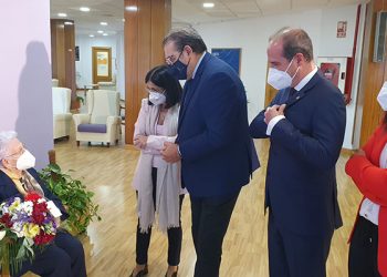 Araceli recibe la tercera dosis de la vacuna en presencia de la ministra de Sanidad