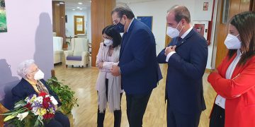 Araceli recibe la tercera dosis de la vacuna en presencia de la ministra de Sanidad