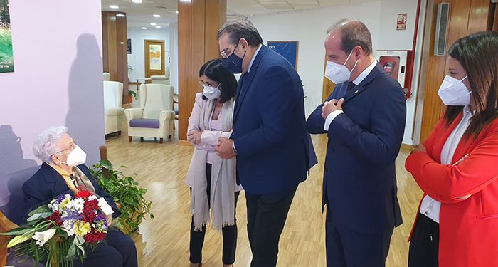 Araceli recibe la tercera dosis de la vacuna en presencia de la ministra de Sanidad