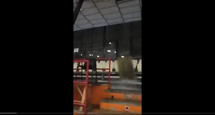 Cae parte del techo del polideportivo El Sargal