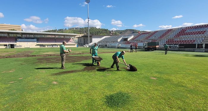 Comienzan los trabajos de resembrado del césped de la Fuensanta