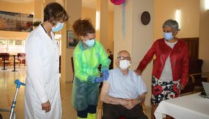 Cuenca comienza a administrar la dosis adicional contra el COVID-19 a los mayores institucionalizados