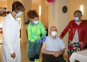 Cuenca comienza a administrar la dosis adicional contra el COVID-19 a los mayores institucionalizados