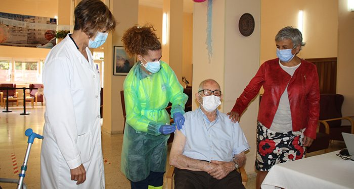 Cuenca comienza a administrar la dosis adicional contra el COVID-19 a los mayores institucionalizados