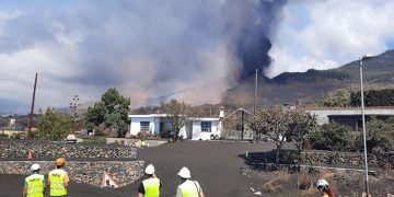 Dos investigadores de la UCLM trabajan en varias líneas de investigación sobre el volcán de La Palma