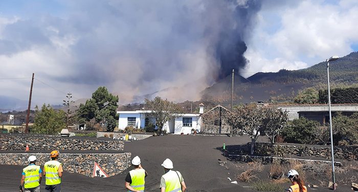 Dos investigadores de la UCLM trabajan en varias líneas de investigación sobre el volcán de La Palma