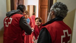 El arte y la música se unen para homenajear la fortaleza de los mayores y la entrega de las personas voluntarias de Cruz Roja Cuenca que les atendieron durante la pandemia