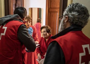 El arte y la música se unen para homenajear la fortaleza de los mayores y la entrega de las personas voluntarias de Cruz Roja Cuenca que les atendieron durante la pandemia