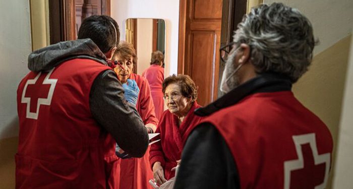 El arte y la música se unen para homenajear la fortaleza de los mayores y la entrega de las personas voluntarias de Cruz Roja Cuenca que les atendieron durante la pandemia 1 El arte y la música se unen para homenajear la fortaleza de los mayores y la entrega de las personas voluntarias de Cruz Roja Cuenca que les atendieron durante la pandemia