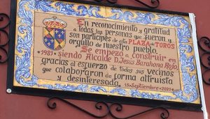 El Ayuntamiento de Jadraque homenajea los sus vecinos con una placa en el 40 aniversario del inicio de la obras de la Plaza de Toros