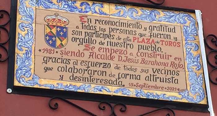 El Ayuntamiento de Jadraque homenajea los sus vecinos con una placa en el 40 aniversario del inicio de la obras de la Plaza de Toros