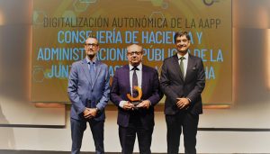 El Gobierno de Castilla-La Mancha recibe un premio por su iniciativa para crear centros de conocimiento tecnológico