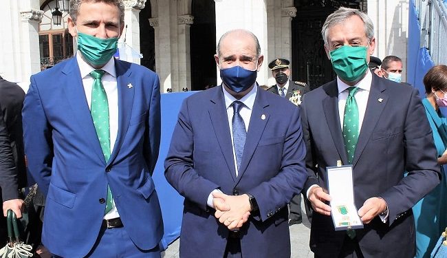 El presidente de Eurocaja Rural recibe la Cruz al Mérito Policial