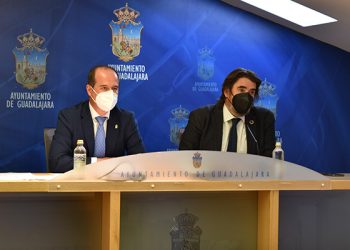 Guadalajara y Marchamalo sellan un nuevo acuerdo en materia de agua que actualiza el de 1999 y lo vincula a consumo y costes reales Guadalajara y Marchamalo sellan un nuevo acuerdo en materia de agua que actualiza el de 1999 y lo vincula a consumo y costes reales