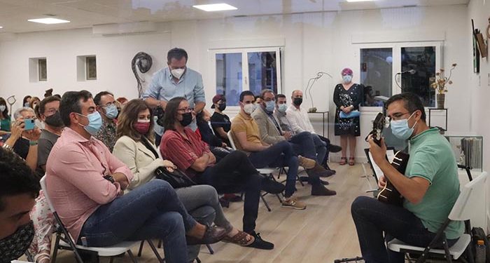 La Biblioteca de Cabanillas estrena su ampliación en una tarde entre letras, música y escultura