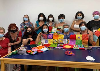 La Biblioteca de Cabanillas recupera «El Filandón», que combina el ganchillo con la narración oral
