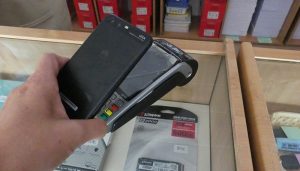 La Confederación de Empresarios de Cuenca señala que el pago en efectivo irá cayendo en su uso