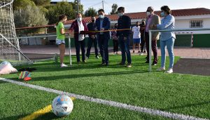 La Diputación de Cuenca y el Ayuntamiento de Valera de Abajo invierten 200.000 euros en poner el césped artificial en el campo de fútbol