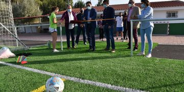 La Diputación de Cuenca y el Ayuntamiento de Valera de Abajo invierten 200.000 euros en poner el césped artificial en el campo de fútbol