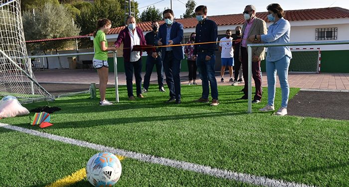 La Diputación de Cuenca y el Ayuntamiento de Valera de Abajo invierten 200.000 euros en poner el césped artificial en el campo de fútbol