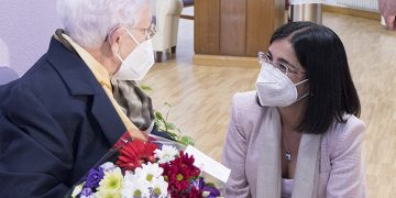La ministra de Sanidad agradece a Araceli Hidalgo su papel “referente” y su valentía en la Campaña de Vacunación de nuestro país