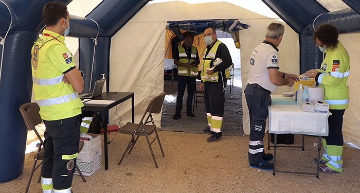 La unidad móvil de vacunación se instala junto a la Facultad de Ciencias de la Información de la Universidad de Alcalá en Guadalajara